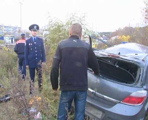 Невнимательный водитель на всем ходу влетел в отбойник