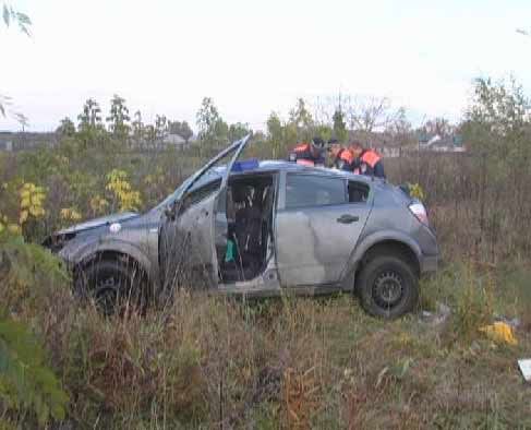 Невнимательный водитель на всем ходу влетел в отбойник