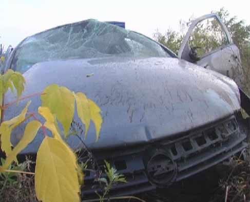 Невнимательный водитель на всем ходу влетел в отбойник