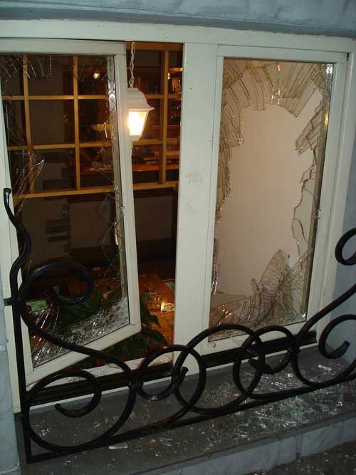 Украинские футбольные фанаты разгромили столичный ресторан