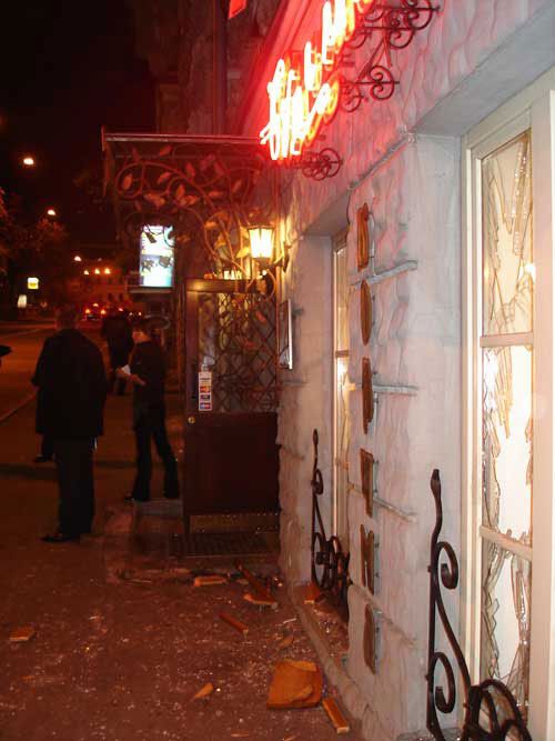 Украинские футбольные фанаты разгромили столичный ресторан