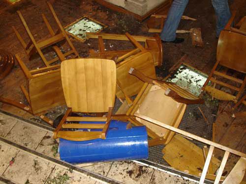 Украинские футбольные фанаты разгромили столичный ресторан