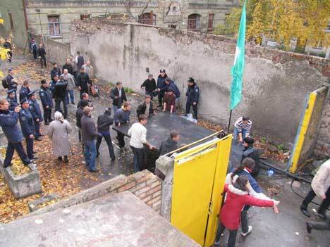 На Пушкинской избили защитников детского садика (фото)