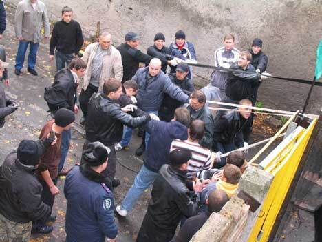 На Пушкинской избили защитников детского садика (фото)