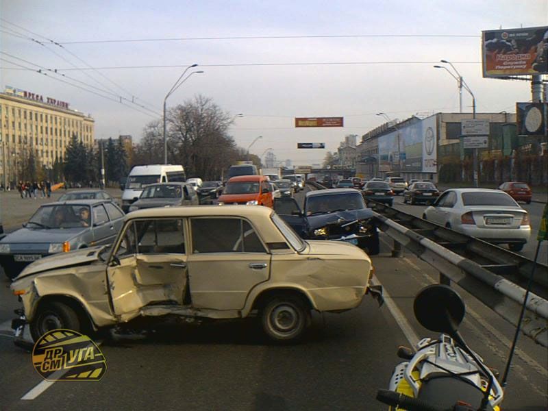 На проспекте Победы бензовоз спровоцировал аварию