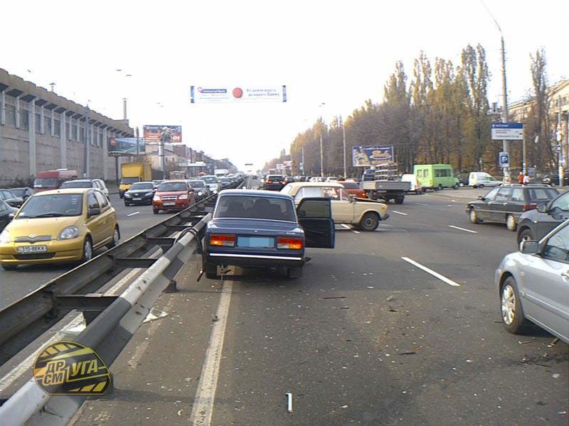 На проспекте Победы бензовоз спровоцировал аварию