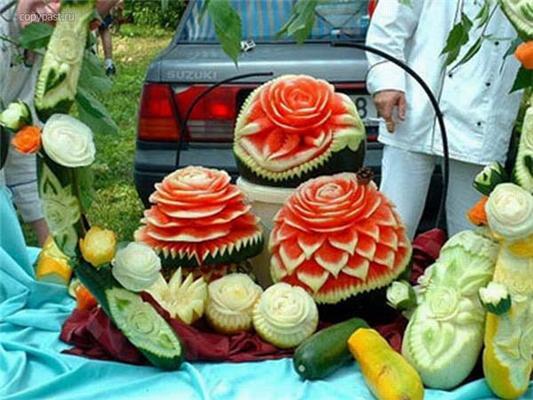 Художественная резьба по овощам, фруктам,колбасе и салу.ФОТО