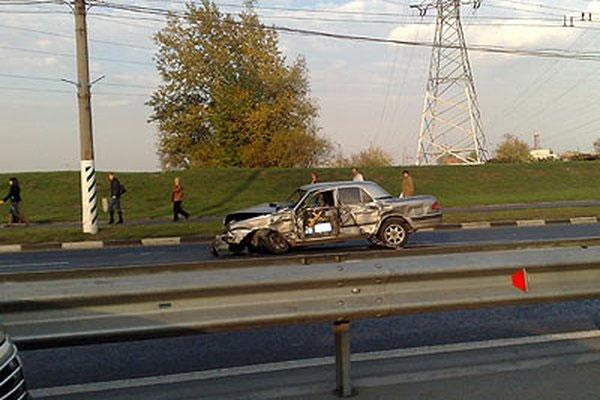 Лихач на бешеной скорости протаранил свадебный кортеж