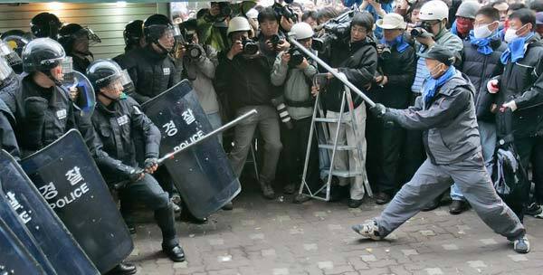Ботинок – оружие корейского пролетариата. ФОТО