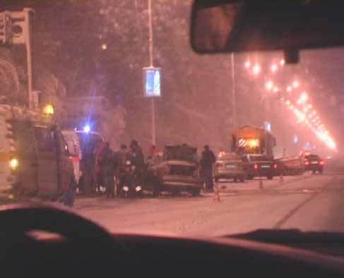 Снегоуборочная машина стала преградой для "Опеля"