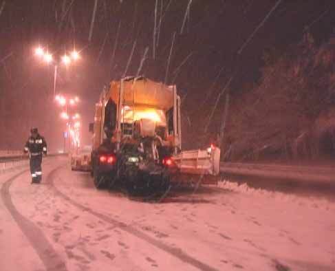 Снегоуборочная машина стала преградой для "Опеля"