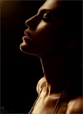 Ева Мендез в полумраке