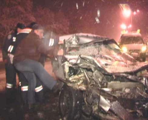 На Бориспольской трассе Opel врезался в снегоуборочный грузовик