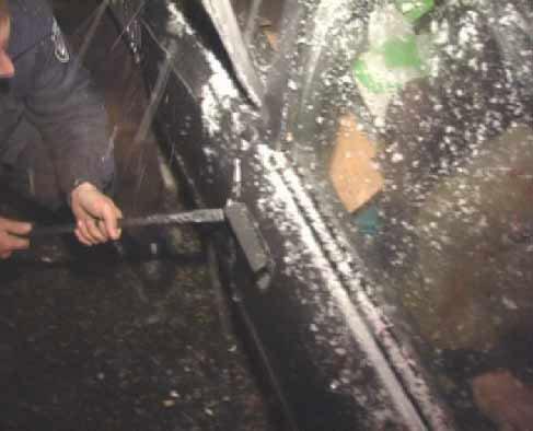 На Бориспольской трассе Opel врезался в снегоуборочный грузовик