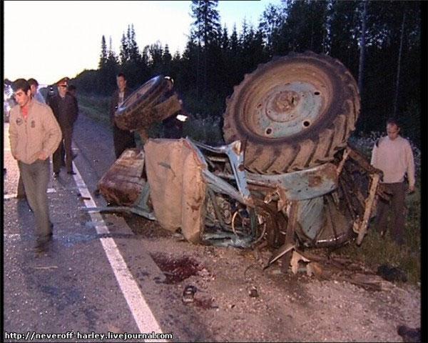 Жуткая авария! Трактор ошибок не прощает!