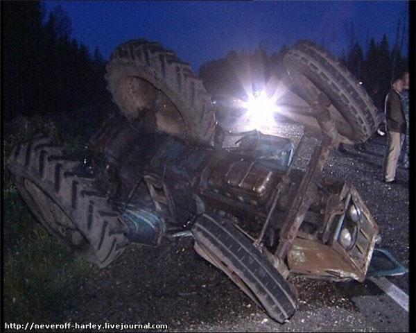 Жуткая авария! Трактор ошибок не прощает!