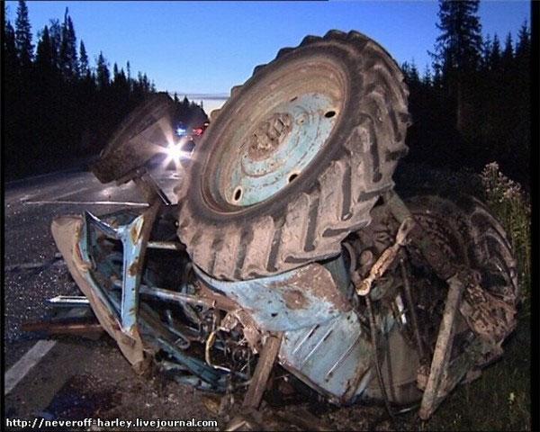 Жуткая авария! Трактор ошибок не прощает!