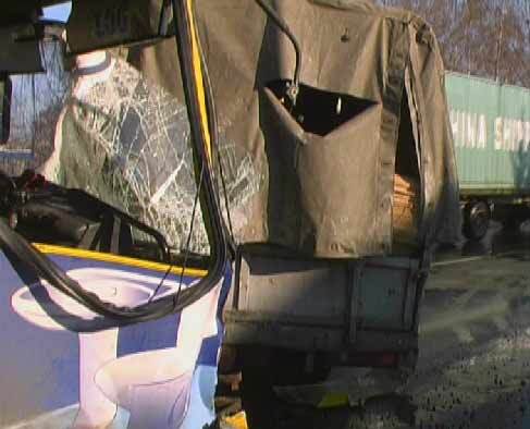 Маршрутка, врезалась в припаркованную на обочине "Газель"