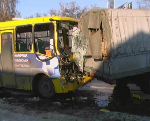 Маршрутка, врезалась в припаркованную на обочине "Газель"