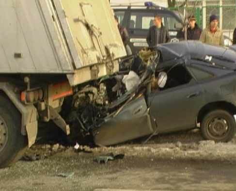 На Оболоні "мазда" влетіла у припаркований ДАФ, є жертви