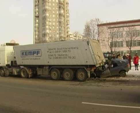 На Оболоні "мазда" влетіла у припаркований ДАФ, є жертви