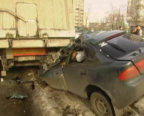 На Оболоні "мазда" влетіла у припаркований ДАФ, є жертви