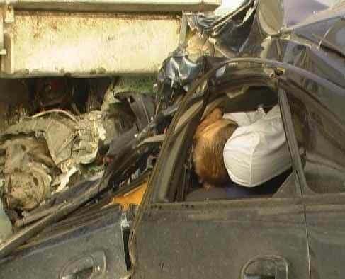 На Оболоні "мазда" влетіла у припаркований ДАФ, є жертви