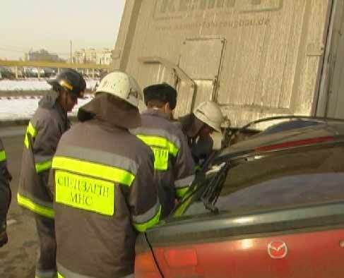 На Оболоні "мазда" влетіла у припаркований ДАФ, є жертви
