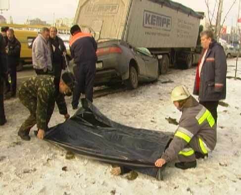 На Оболоні "мазда" влетіла у припаркований ДАФ, є жертви