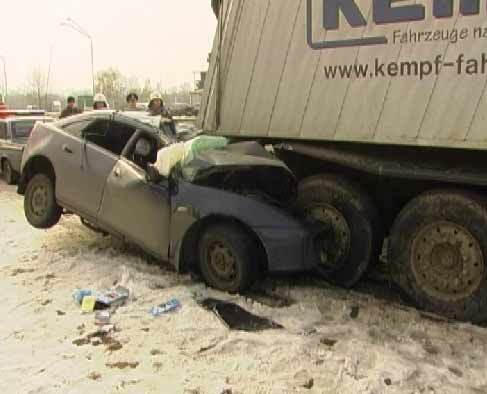 На Оболоні "мазда" влетіла у припаркований ДАФ, є жертви