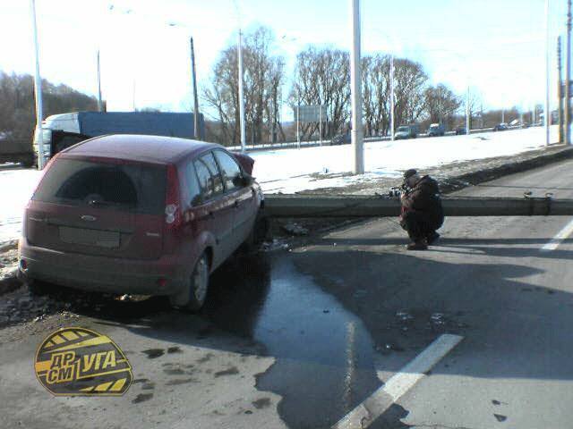 На Заболотного машина снесла столб, есть пострадавшие