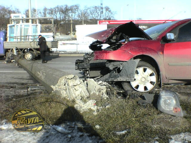 На Заболотного машина снесла столб, есть пострадавшие