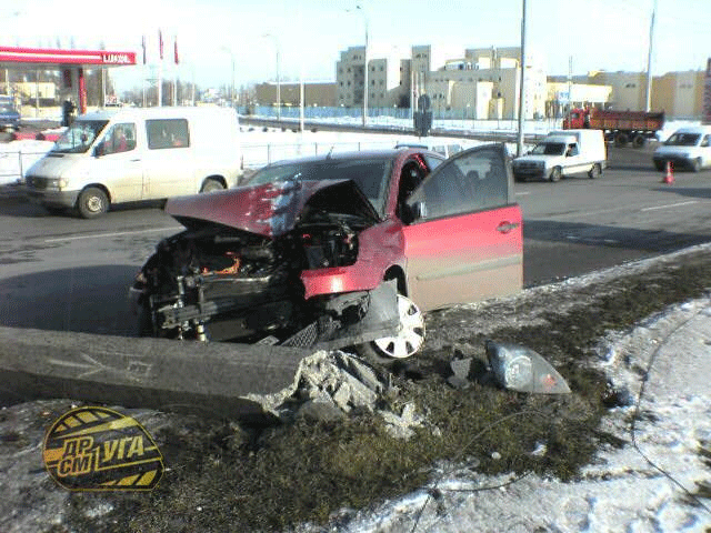 На Заболотного машина снесла столб, есть пострадавшие