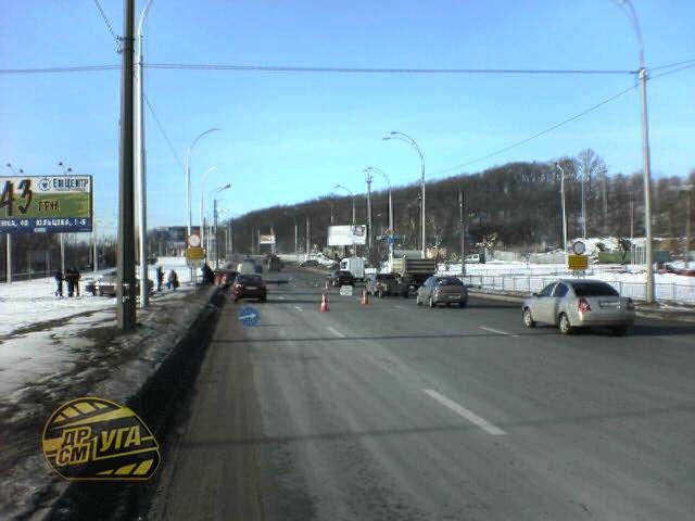 На Заболотного машина снесла столб, есть пострадавшие