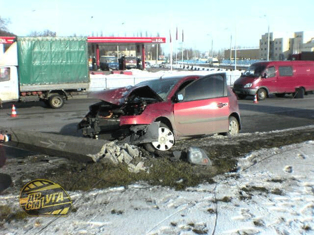 На Заболотного машина снесла столб, есть пострадавшие