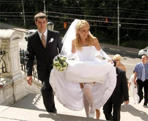 Жених успеет. Сначала невеста покажет подвязки гостям. ФОТО