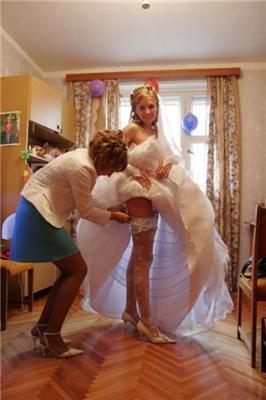Жених успеет. Сначала невеста покажет подвязки гостям. ФОТО