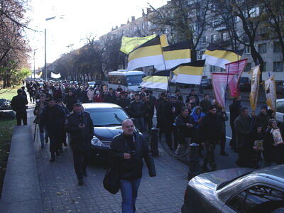 Националисты подрались с милицией из-за символики (фото)