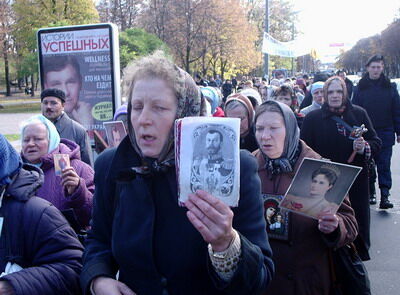 Националисты подрались с милицией из-за символики (фото)