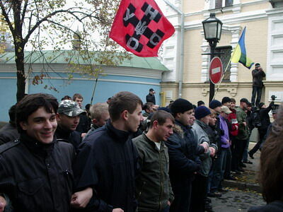 Националисты подрались с милицией из-за символики (фото)