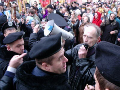 Националисты подрались с милицией из-за символики (фото)