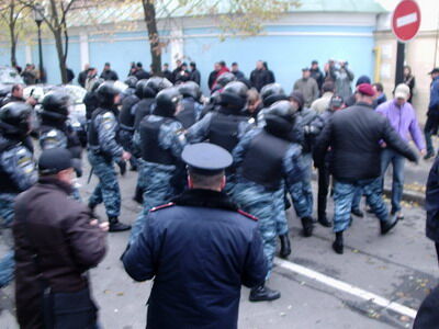 Националисты подрались с милицией из-за символики (фото)