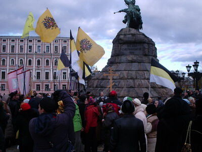 Националисты подрались с милицией из-за символики (фото)