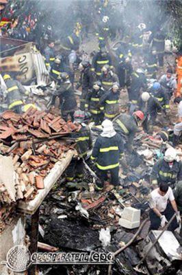 Авиакатастрофа в Бразилии. Самолет рухнул на жилой дом