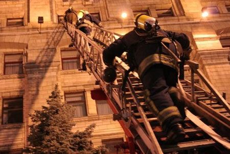 В центре Киева горел Главпочтамт (фото)