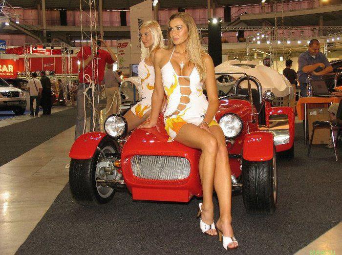 «Забывчивые» блондинки на автовыставке!