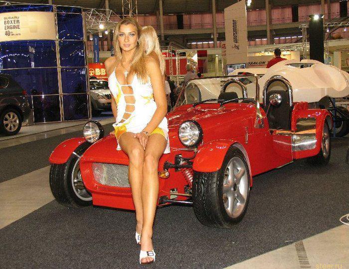 «Забывчивые» блондинки на автовыставке!