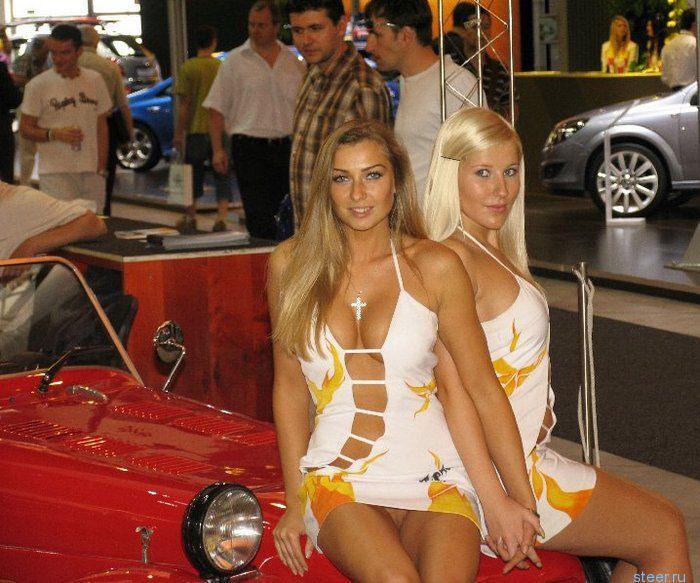 «Забывчивые» блондинки на автовыставке!