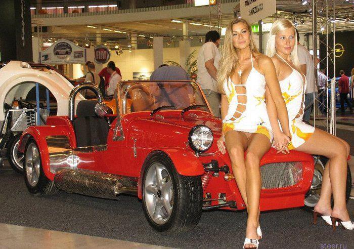 «Забывчивые» блондинки на автовыставке!