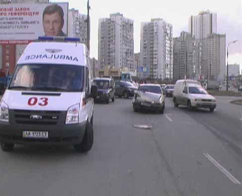 На Днепровской набережной столкнулись два автомобиля